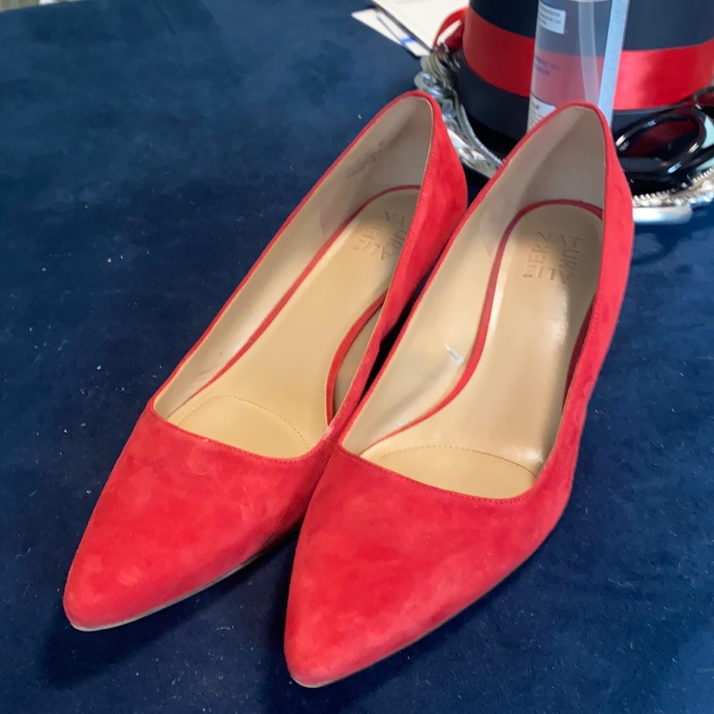 Naturalizer sued red heels